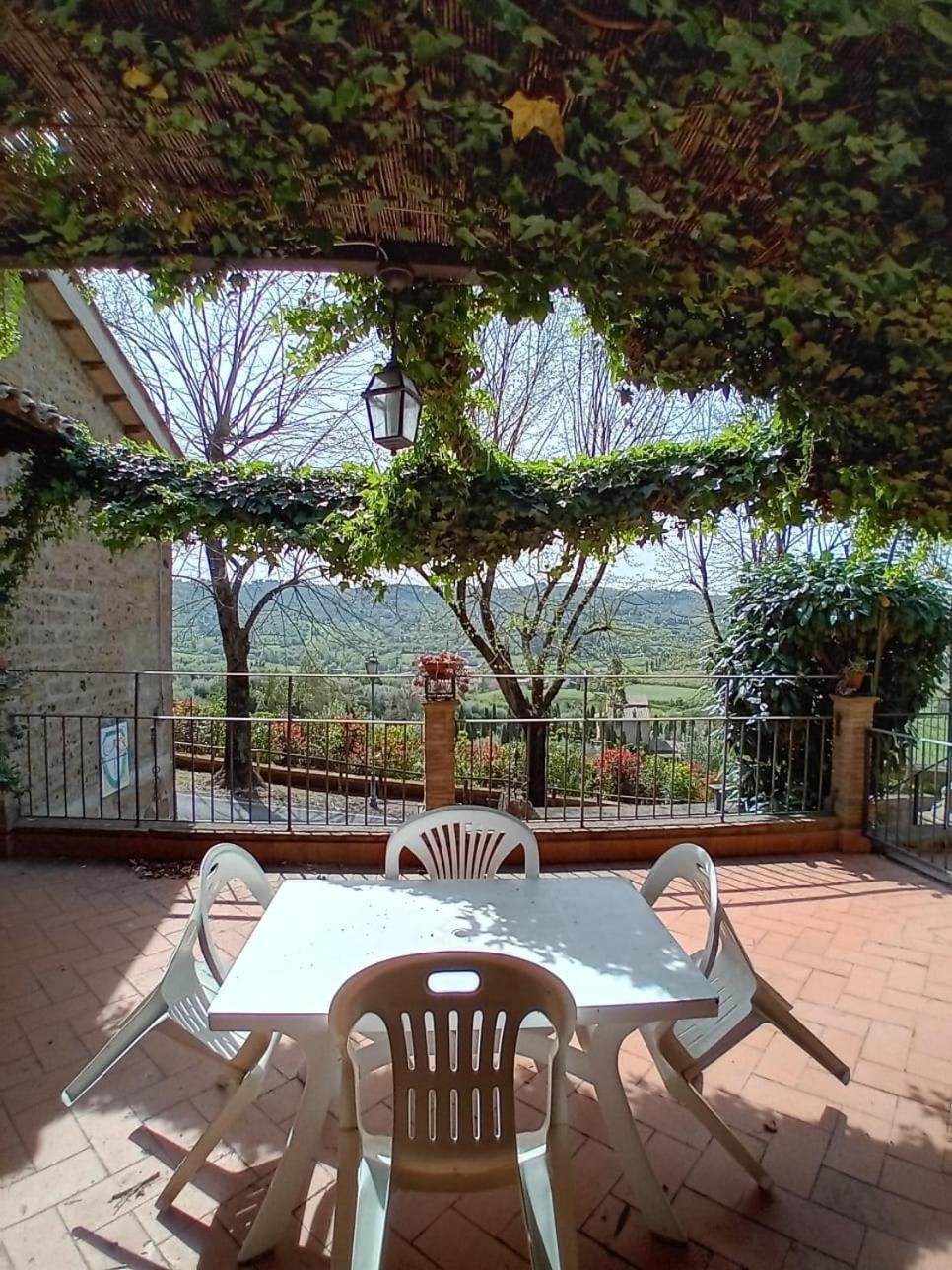Casa Serafina Trilocale Con Arredi D'Arte E Parcheggio Privato Orvieto Exterior foto